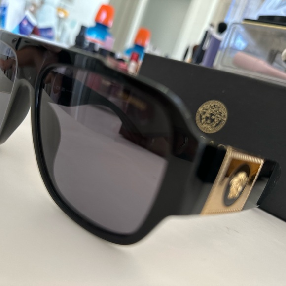 Versace sun glasses - Picture 3 of 5